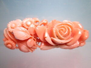 ☆本珊瑚薔薇の花と菊花透かし彫刻のブローチ 13,38g