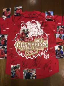  Hiroshima Toyo Carp 2017 central victory large . good . ground Suzuki .. west river circle 28 player autograph autograph collection of autographs uniform M( life photograph 18 sheets attaching )