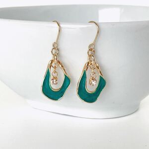 【１点もの】デザインパーツのピアス　ハンドメイド／緑／アクセサリー／グリーン／金具変更＆匿名配送に変更可能／限定１点