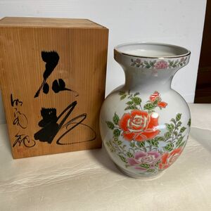 明陶の花瓶　華やかな薔薇の絵付け　高さ25.5cm