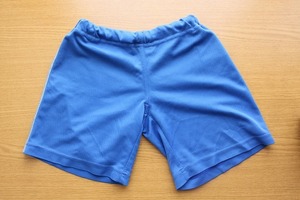 【USEDボーイ・100cm】ユニクロ　夏にぴったり　さらっと軽いドライ素材のショートパンツ　ブルー