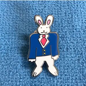 サラリーマンうさぎのピンバッジ