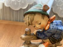 【美品】Goebel ゲーベル フンメル人形 hummel BARNYARD HERO 裏庭のヒーロー 少年とアヒル ドイツ フィギュリン 置物 _画像4