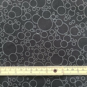 カットクロス　パッチワーク　布　110X100ｃｍ　黒地　丸　ドット　個性的　しゃぼん玉　シンプル　小物　ハンドメイド　おうち時間