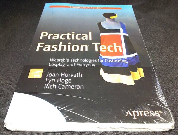 ＜洋書＞コスチューム、コスプレのためのウェアラブル技術『Practical Fashion Tech: Wearable Technologies for Costuming, Cosplay』