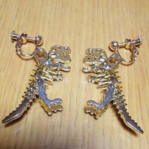 No.764 恐竜の化石イヤリングorピアス ミニチュア、ティラノサウルス、考古学、太古、化石、骨、三畳紀、ジュラ紀、白亜紀、綺麗