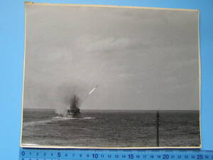 (B29)103 写真 古写真 船舶 海上自衛隊 自衛艦 ミサイル発射 護衛艦 台紙に貼られています