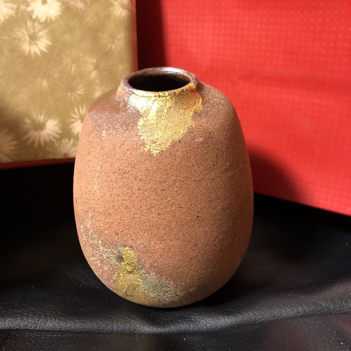 小さな花瓶 九谷焼 ネットで調べたら北村隆 作 灰釉金彩 花瓶 と思われ