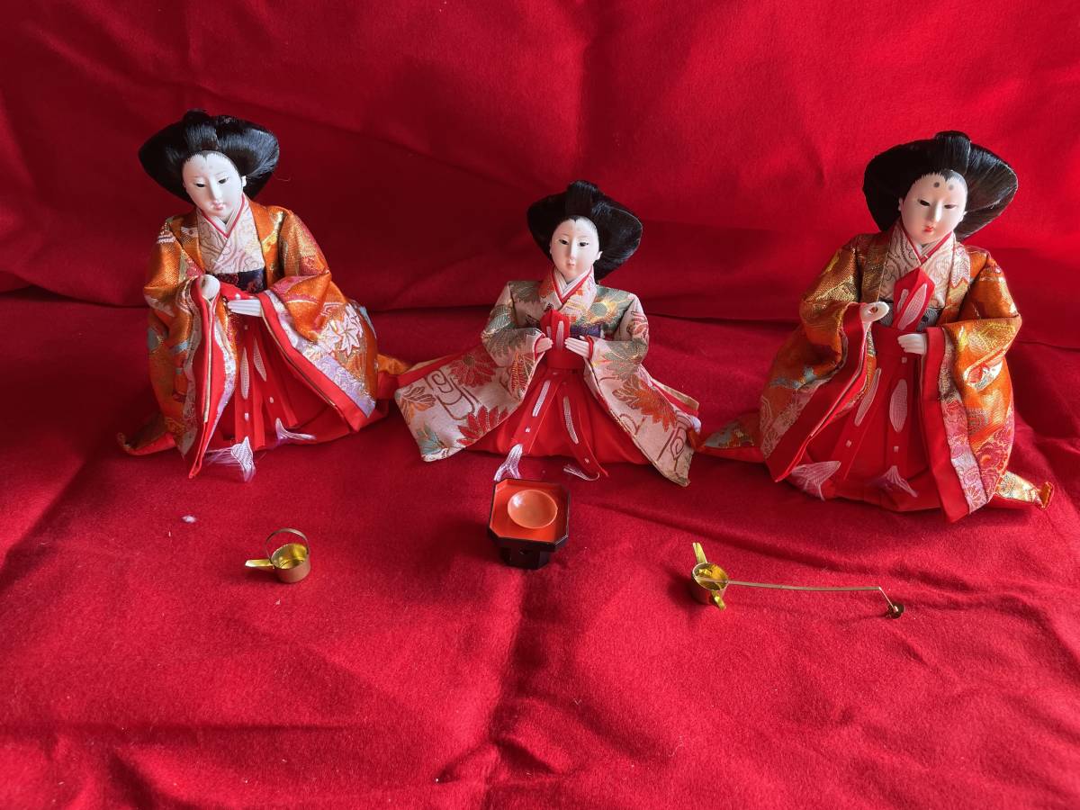हिना गुड़िया - हिनामात्सुरी तीन दरबारी महिलाएँ पारंपरिक जापानी गुड़िया - हिना गुड़िया, मौसम, वार्षिक कार्यक्रम, गुड़िया का त्यौहार, हिना गुड़िया