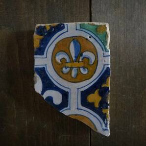 1600年代前半 オランダ　デルフトタイル 【アイリスの紋章】B ◆ )17世紀年代 アンティーク 民藝 工芸 フェルメール フランス 古美術 陶片