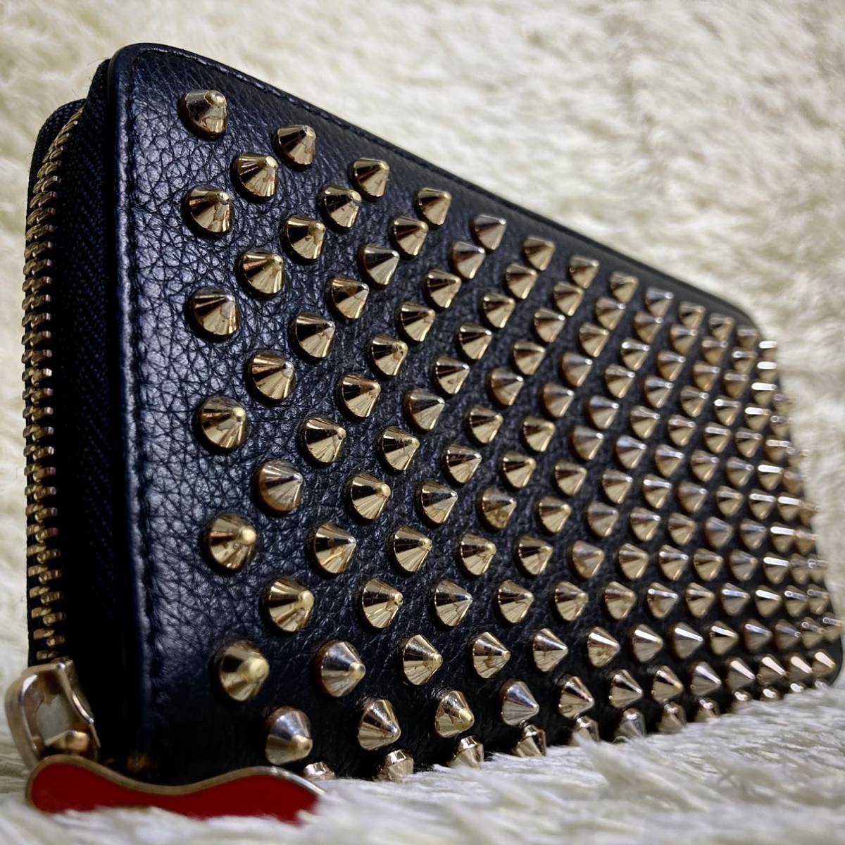激安価格の 美品✨ スタッズ ルブタン トゲトゲ パネトーネ 長財布