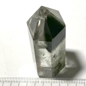 緑色のインクルージョン入り水晶柱・38g（中国産鉱物標本）の画像3