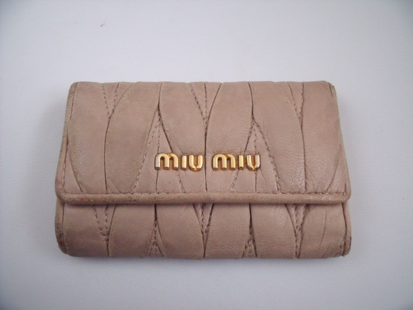 質店鑑定済み $ ■ ミュウミュウ ■ miumiu ■ マテラッセ ・ 6連 キーケース ■ ベージュ系 × ゴールド金具 ■ 送料無料!!