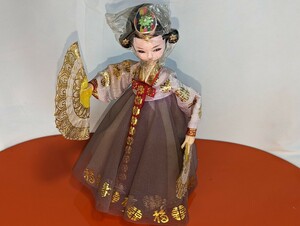 韓国人形　チマチョゴリ着用人形　高さ20cm　横幅18ｃｍ程　奥行き16cm　眞喜美人形研究所　