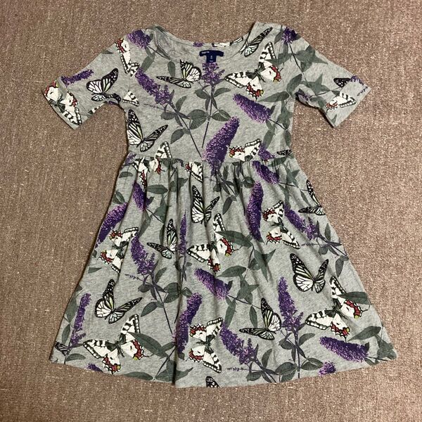 美品 130 gap kids とろみ素材 ちょうちょ 総柄 半袖ワンピース