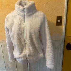 真っ白なモコモコ上着