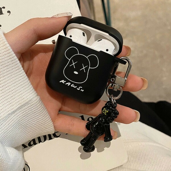 Air Pods 第一/第二世代ケース クマ付き ブラック　キーホルダー シリコン 指紋つきにくい 新品 カバー マットタイプ　 