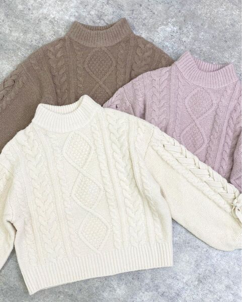 新品 未使用 タグ付き ニット トップス ケーブルニット ハイネック タートルネック ホワイト オフホワイト 編み上げ リボン