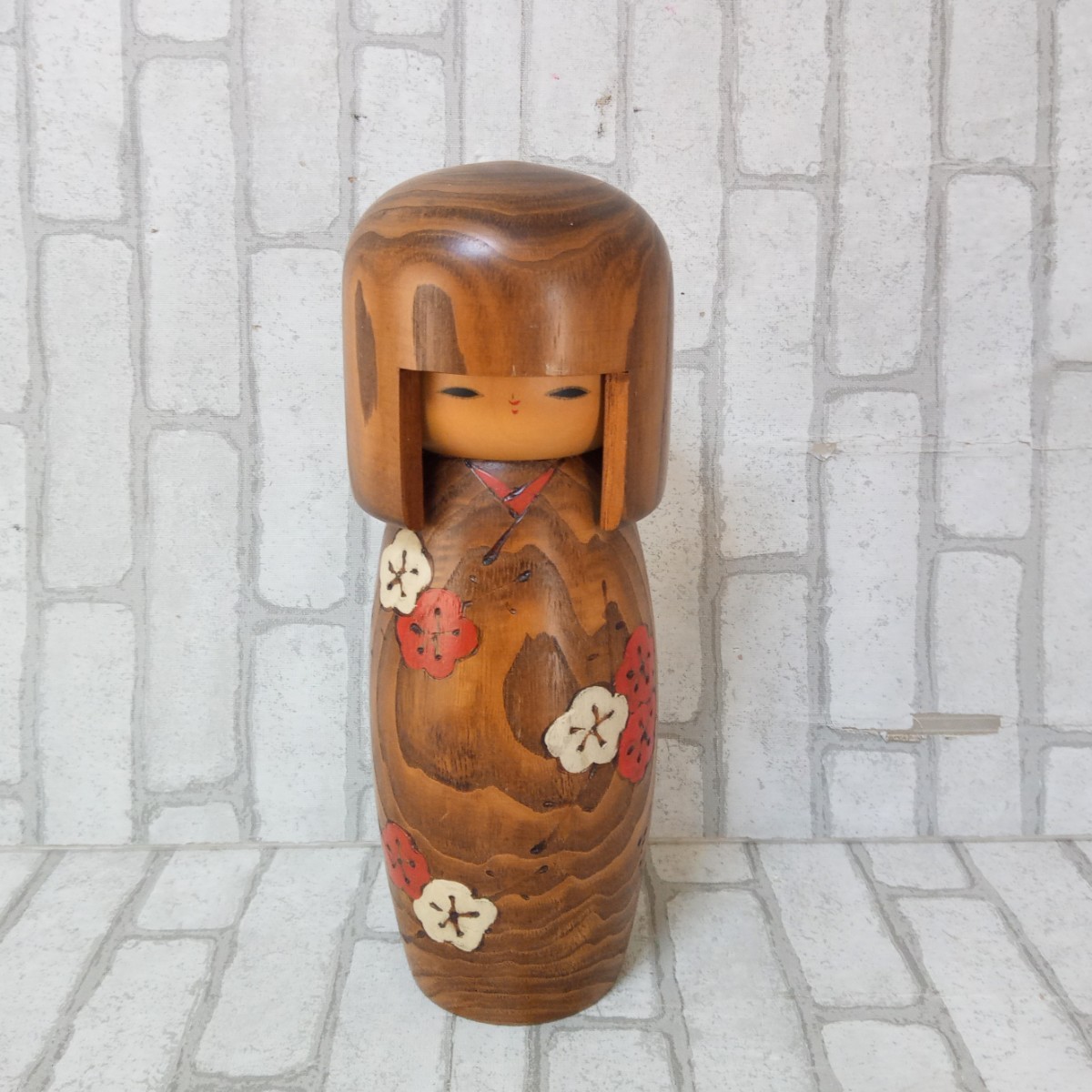 特大こけし 高さ:33、5cm 卯三郎作 寒椿 おかっぱ 台座付 工芸品