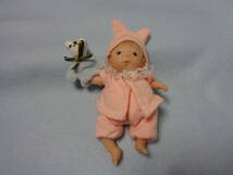 樹脂粘土☆彡作家様のピンクのベビー服の小さな可愛い赤ちゃん　手のひらサイズ　うさぎ人形付き_画像3