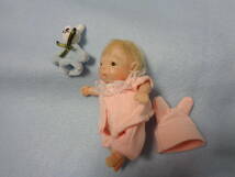 樹脂粘土☆彡作家様のピンクのベビー服の小さな可愛い赤ちゃん　手のひらサイズ　うさぎ人形付き_画像8