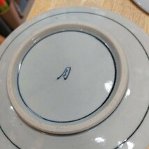 染付 小皿 藍 10枚セット 多少 傷 汚れあり 未使用に近い サイン あり とんぼ 皿 中皿 染付皿 約17cm の皿_画像8