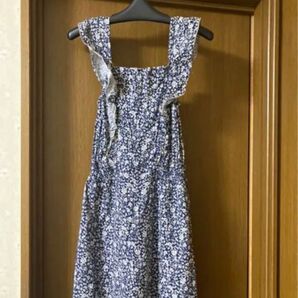 とても可愛い花柄サロペット。これからの時期にピッタリです。。