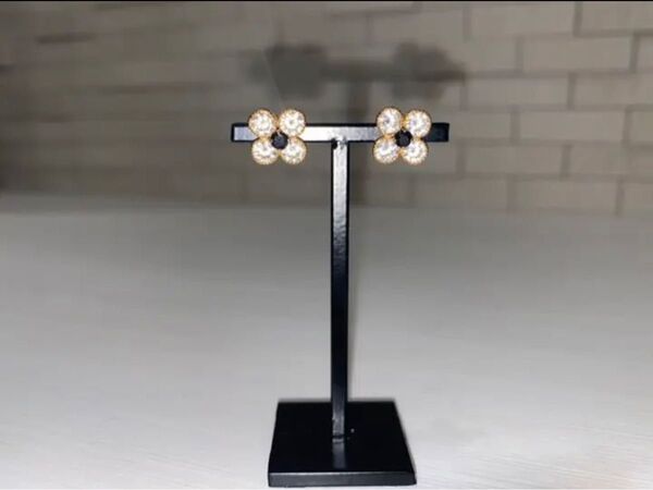 フラワー ピアス