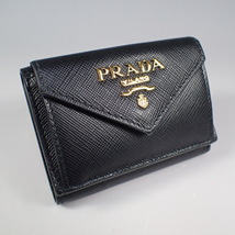 PRADA　プラダ　サフィアーノトライアングル 財布　黒　レザー　三つ折り　国内ブティック購入品_画像1