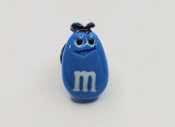 送料無料 M&Ms ピンブローチ ブルー ピンズ チョコレート チョコ お菓子 アメリカ スマアク