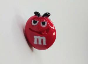 送料無料　M＆Mｓ　ピンブローチ　レッド　ピンズ　チョコレート　チョコ　お菓子　アメリカ　スマアク