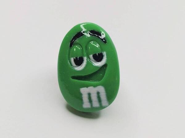送料無料 M&Ms ピンブローチ グリーン ピンズ チョコレート チョコ お菓子 アメリカ スマアク