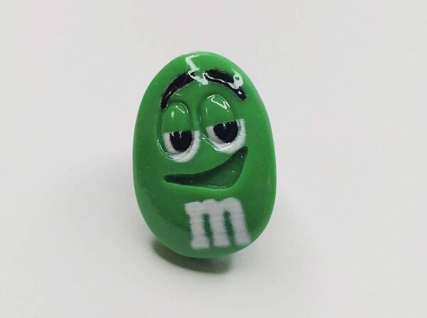 送料無料　M＆Mｓ　ピンブローチ　グリーン　ピンズ　チョコレート　チョコ　お菓子　アメリカ　スマアク