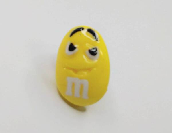 送料無料　M＆Mｓ　ピンブローチ　イエロー　ピンズ　チョコレート　チョコ　お菓子　アメリカ　スマアク