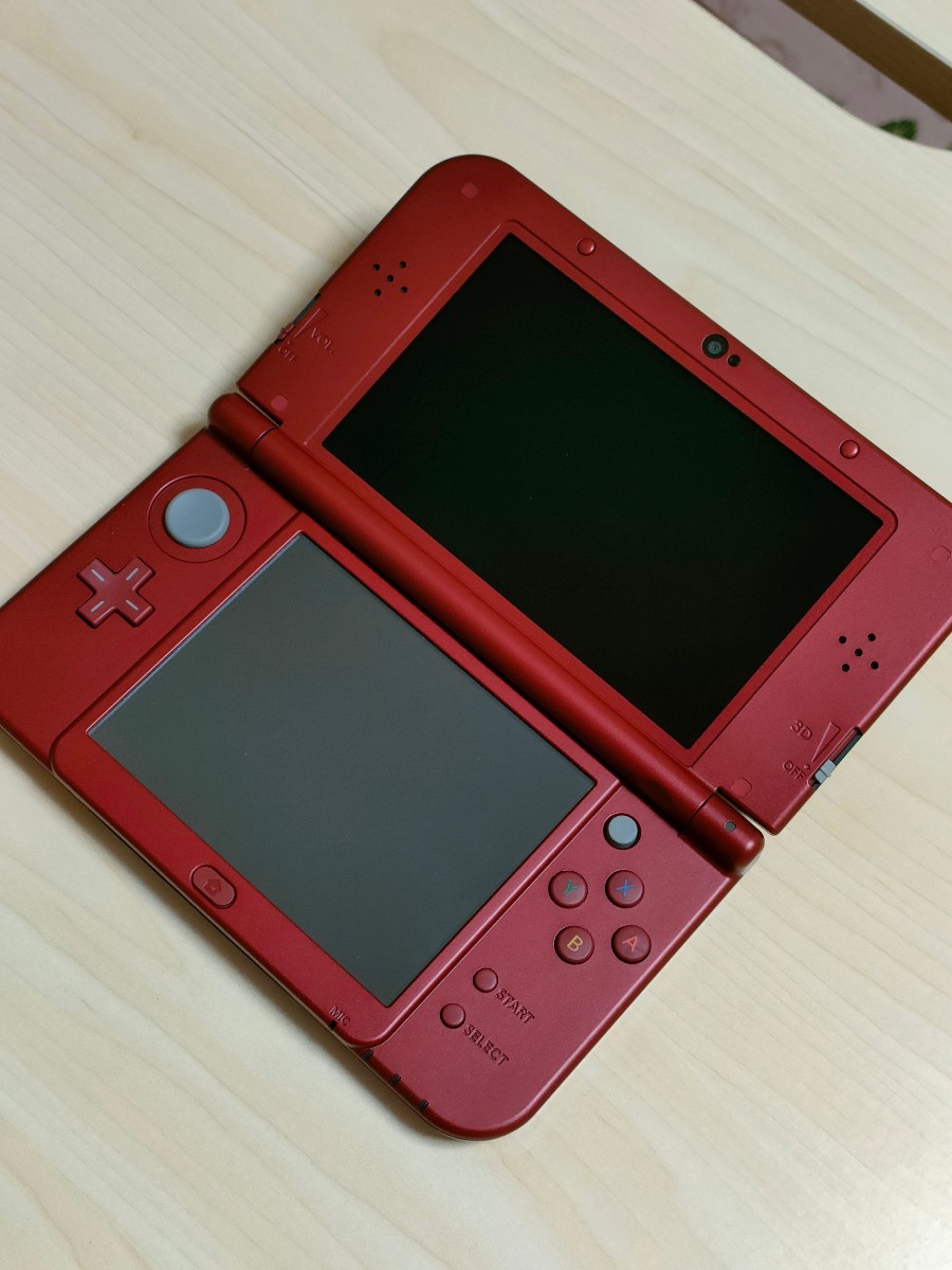 柔らかな質感の Newニンテンドー3DS LL メタリックレッド 純正充電器