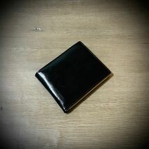 高級感のある オイルレザー メンズ財布 二つ折り 財布 折財布 カード１１枚収納 大容量 ブラック 黒 コンパクト 艶 送料無料_画像1