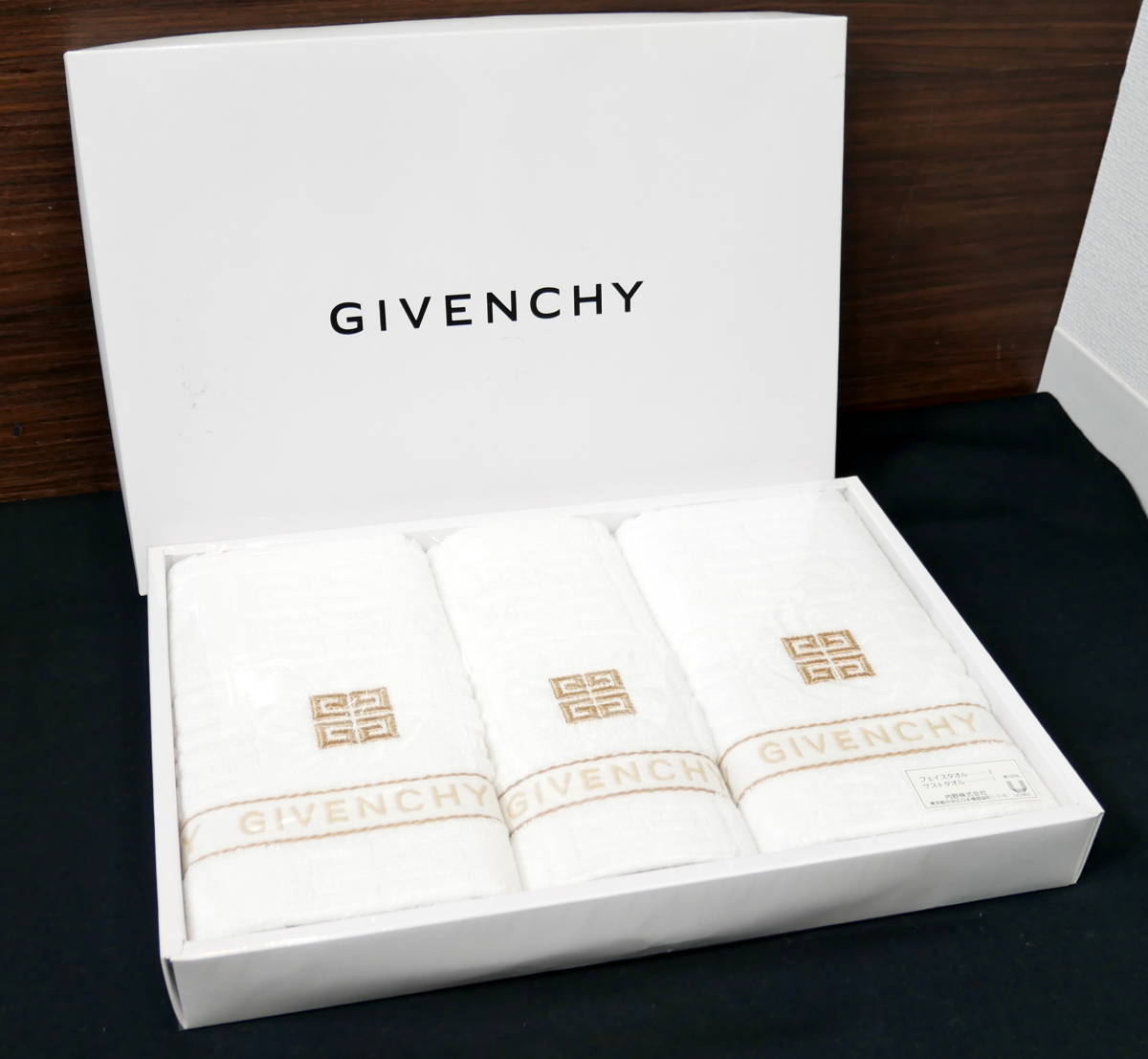 新品、本物、当店在庫だから安心】 新品 未使用 GIVENCHY バスタオル1 枚フェイスタオル1枚 他2