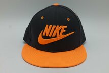 ■【YS-1】 ナイキ NIKE ■ キャップ 帽子 ■ 墨色系×オレンジ系 スナップバック フラットブリム サイズ57cm 【同梱可能商品】■A_画像1