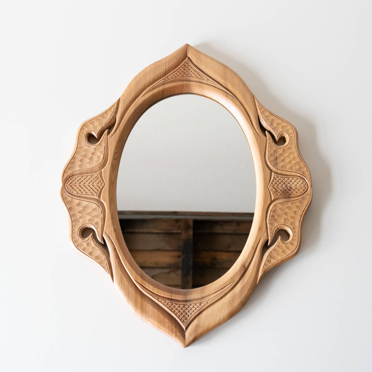 ショッピング卸売り 木製 木彫 白 壁掛けミラー アンティーク調 ハンドメイド コピー:1242円  壁に取り付けられた鏡