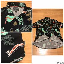 美品☆GUESS／ゲス メンズサイズM SLIM FIT 半袖ブラックレーヨン風シャツ型アロハシャツ ロゴ&フラガール.椰子の木ハワイアン総柄 USA-CAL_画像5