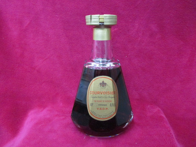 クロボアジェ VSOP バカラボトル コニャック COURVOISIER 売行き好調の