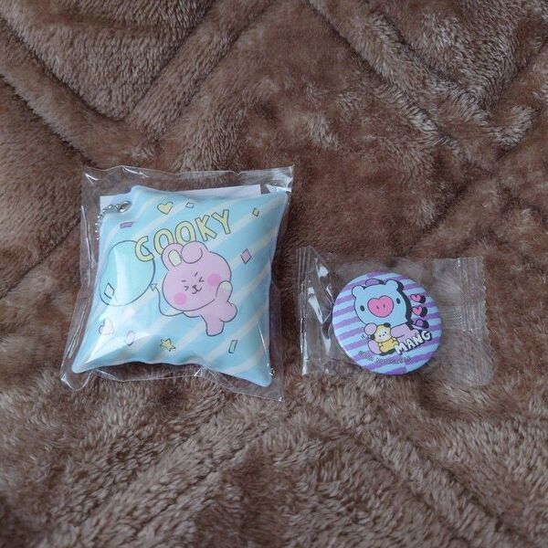 くら寿司 BT21 BTS クッション型チャーム 缶バッジ セット MANG COOKY
