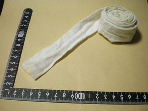 珍品フリマ]　はちまき状に縫われた白い木綿のひも　ベルト　巾3cm　長さ138cm　経年変化あり[送料無料]