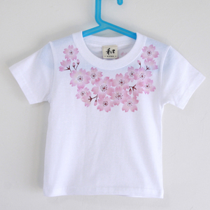 Art hand Auction Ropa para niños Camiseta para niños Talla 120 Ramillete blanco Patrón de flor de cerezo Camiseta hecha a mano Camiseta pintada a mano Patrón japonés Regalo de primavera, tapas, camiseta de manga corta, 120(115~124cm)