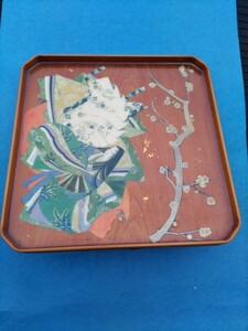 漆芸 蒔絵昭和の茶盆に切り絵を張り付けウレタンクリアーで仕上げたお茶盆に成ります！23センチ四方で縁の厚みは15ミリです