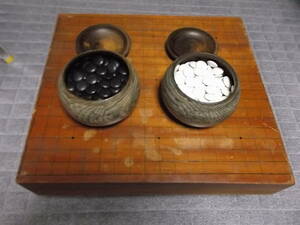 囲碁セット（碁石入れー木製）～囲碁台(木製）は昭和４７年自主作成品４０×４４×１９㎝　重量８キロ