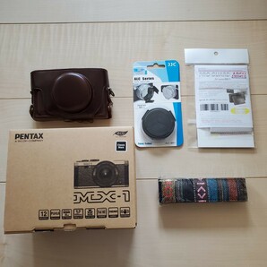 新品未使用 ペンタックス PENTAX デジタルカメラ PENTAX MX-1 クラシックブラック レザーケース 液晶プロテクター レンズカバー 送料込みの画像1