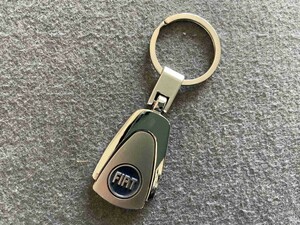 ★フィアット FIAT★121★ キーホルダー 金属製 車のロゴ キーリング 高級感 車鍵アクセサリー