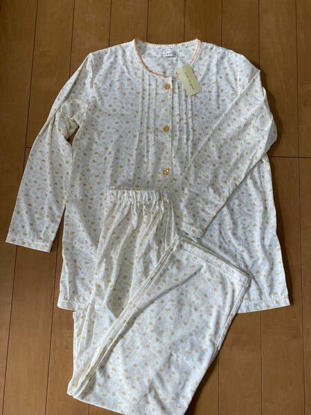 新品未使用　パジャマ　ナイトウェアー　寝巻き　サイズM レディース 入院着　白にオレンジの小花