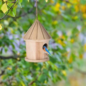 庭木用ぶら下げ型の鳥の巣箱　小鳥を庭に呼び込める　木製でかわいいとんがり屋根型　ガーデニングに DJ1557